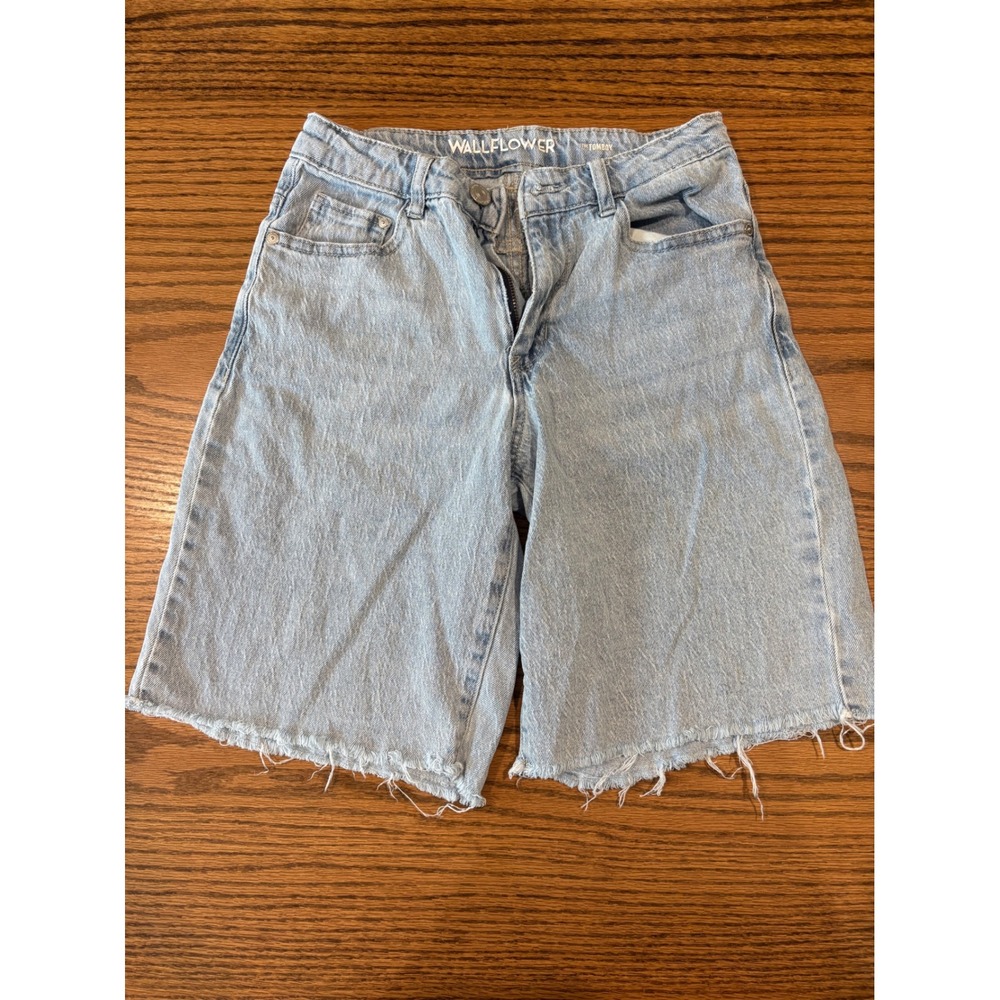 WallFlower Tomboy Light Wash Raw Hem Denim Shorts Size 0 WFJ14742Q